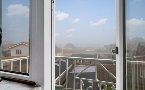 Bondi - 150M from the Sea: Bicchiere, Metallo, Illuminazione Diurna, Balcone, Finestra A Ghigliottina, Alluminio