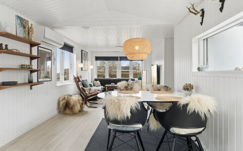 Ally - 1.2Km from the Sea: Legna, Soffitto, Interior Design, Mobilia, Casa, Lampada, Pavimento In Legno, Soggiorno, Cucina & Sala Da Pranzo Tavolo, Sedia