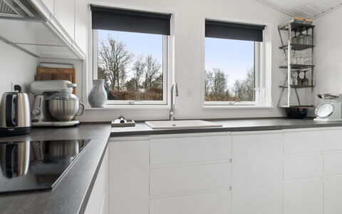 Ally - 1.2Km from the Sea: Cucina, Controsoffitto, Interior Design, Elettrodomestico Da Cucina, Cabinetry, Pavimentazione, Lavandino Della Cucina, Elettrodomestico, Casa, Illuminazione