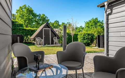 Ally - 1.2Km from the Sea: Mobilia, Interior Design, Legna, Soffitto, Pavimentazione, Pavimento, Pavimento In Legno, Cucina & Sala Da Pranzo Tavolo, Tavolo, Lampada