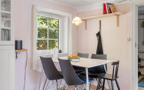 Aslag - 3.5Km from the Sea: Mobilia, Interior Design, Pavimentazione, Pavimento, Legna, Sedia, Tavolo, Cucina & Sala Da Pranzo Tavolo, Sala Da Pranzo, Pavimento In Legno