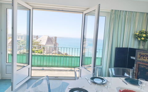 Le Grand Lambert: Pavimento, Mobilia, Mare, Appartamento, Bicchiere, Sedia, Oceano, Ricorrere, Balcone, Eco Hotel