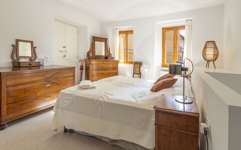 La Giuseppina: Mobilia, Letto, Camera Da Letto, Interior Design, Parete, Bedding, Legna, Lenzuolo, Cassetto, Pavimentazione