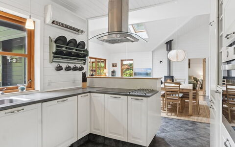 Pertti - 625M from the Sea: Cucina, Controsoffitto, Pavimentazione, Elettrodomestico Da Cucina, Interior Design, Cabinetry, Legna, Soffitto, Apparecchio Major, Pavimento