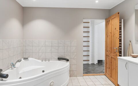 Pertti - 625M from the Sea: Pavimentazione, Interior Design, Pavimento, Soffitto, Idraulico Fixture, Illuminazione, Camera, Bagno, Idraulico, Vasca Da Bagno