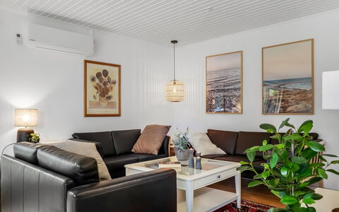 Linnea - from the Sea: Mobilia, Interior Design, Divano, Parete, Pavimentazione, Soggiorno, Soffitto, Pavimento, Legna, Camera