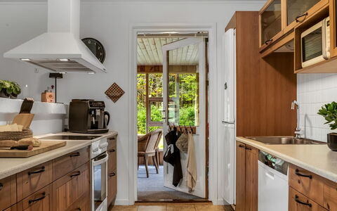 Linnea - from the Sea: Cucina, Controsoffitto, Cabinetry, Mobilia, Elettrodomestico Da Cucina, Pavimentazione, Interior Design, Legna, Apparecchio Major, Pavimento