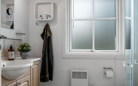 Linnea - from the Sea: Interior Design, Idraulico Fixture, Bagno, Rubinetto, Illuminazione, Lavello, Idraulico, Lampada, Specchio, Camera