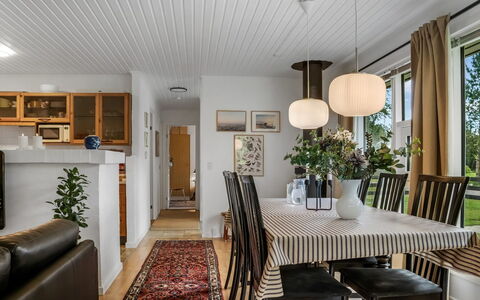 Linnea - from the Sea: Mobilia, Interior Design, Lampada, Pavimentazione, Legna, Soffitto, Lampadario, Sedia, Sala Da Pranzo, Pavimento