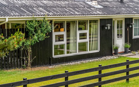 Linnea - from the Sea: Legna, Casa, Casa, Villetta, Tetto, Raccordo, Groundcover, Portico, Porta, Giardino