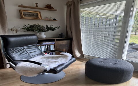 Linnea - from the Sea: Mobilia, Interior Design, Pavimentazione, Pavimento, Illuminazione, Sedia, Camera, Soggiorno, Casa, Comfort