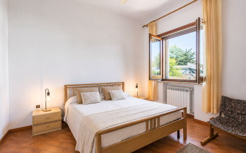 Villa Billona: Letto, Interior Design, Camera Da Letto, Bedding, Mobilia, Lenzuolo, Parete, Pavimentazione, Camera, Pavimento