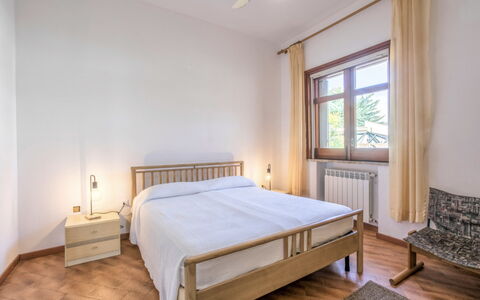 Villa Billona: Letto, Interior Design, Camera Da Letto, Pavimento, Legna, Soffitto, Pavimentazione, Camera, Lenzuolo, Bedding