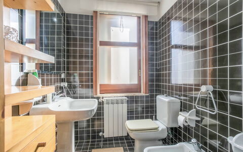 Villa Billona: Parete, Pavimentazione, Interior Design, Idraulico Fixture, Pavimento, Soffitto, Lavello, Bagno, Camera, Lavandino Del Bagno