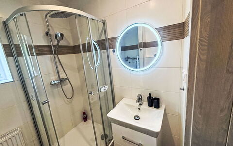 Děčín Heights: Pavimentazione, Idraulico Fixture, Pavimento, Interior Design, Bagno, Idraulico, Camera, Lavello, Rubinetto, Specchio