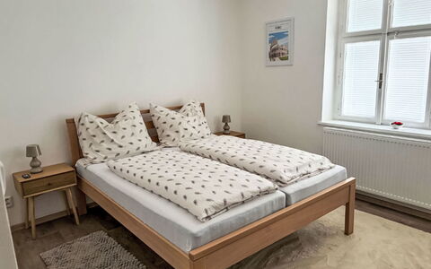 Děčín Heights: Letto, Camera Da Letto, Legna, Mobilia, Bedding, Lenzuolo, Interior Design, Tessile, Pavimento, Pavimentazione