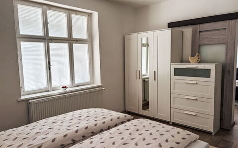 Děčín Heights: Mobilia, Letto, Camera Da Letto, Interior Design, Legna, Pavimento, Pavimentazione, Bedding, Lenzuolo, Cassetto