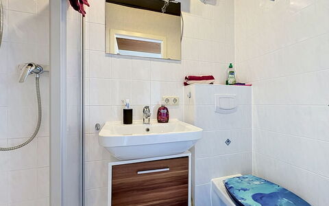 Augsburg-Diedorf 150: Bagno, Idraulico Fixture, Gabinetto, Pavimentazione, Toilet Seat, Interior Design, Pavimento, Lavandino Del Bagno, Lavello, Rubinetto