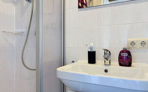 Augsburg-Diedorf 150: Bagno, Idraulico Fixture, Interior Design, Lavandino Del Bagno, Lavello, Pavimentazione, Rubinetto, Pavimento, Idraulico, Specchio
