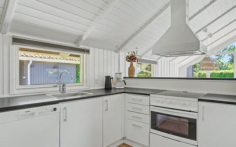 Troen - 400M from the Sea: Pavimentazione, Cucina, Legna, Soffitto, Interior Design, Pavimento, Controsoffitto, Apparecchio Major, Cabinetry, Elettrodomestico Da Cucina