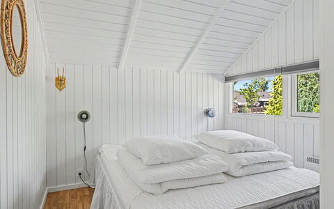 Troen - 400M from the Sea: Legna, Soffitto, Interior Design, Camera Da Letto, Pavimento, Pavimentazione, Biancheria, Letto, Bedding, Lenzuolo