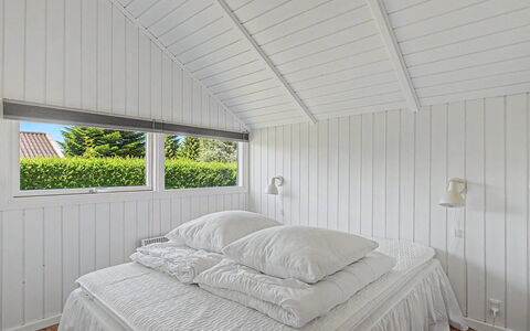 Troen - 400M from the Sea: Legna, Soffitto, Interior Design, Pavimentazione, Pavimento, Camera Da Letto, Letto, Biancheria, Bedding, Lenzuolo