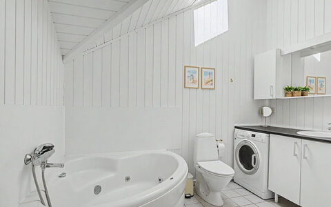 Troen - 400M from the Sea: Pavimentazione, Interior Design, Idraulico Fixture, Pavimento, Soffitto, Lavello, Rubinetto, Idraulico, Bagno, Casa