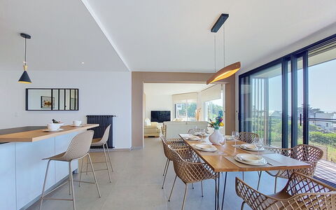 4 Mouettes: Mobilia, Interior Design, Pavimentazione, Cucina & Sala Da Pranzo Tavolo, Sedia, Sala Da Pranzo, Soffitto, Legna, Pavimento, Tavolo