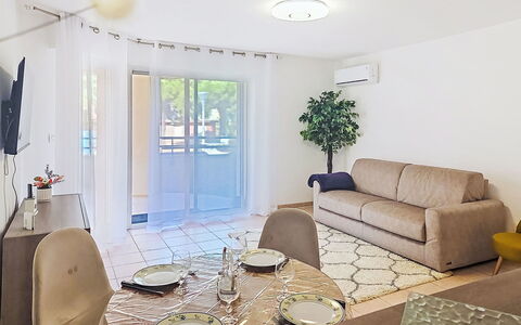 Nautica: Mobilia, Interior Design, Pavimentazione, Pavimento, Divano, Legna, Soffitto, Soggiorno, Camera, Illuminazione