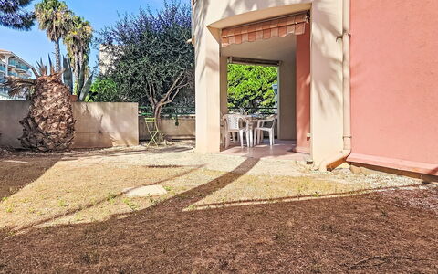 Nautica: Arbusto, Giardino, Estate, Driveway, Shade, Landscaping, Cortile, Hacienda, Backyard