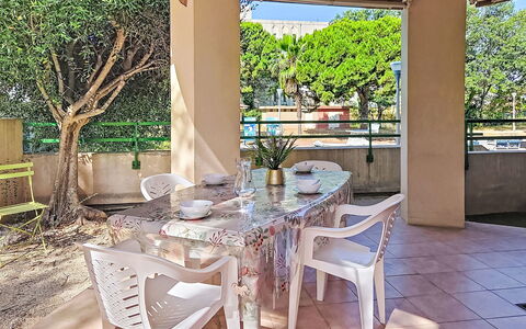 Nautica: Mobilia, Pavimento, Sedia, Mobili Da Esterno, Tavolo Esterno, Shade, Cucina & Sala Da Pranzo Tavolo, Balcone, Ricorrere, Terrazza