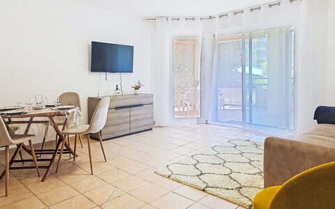 Nautica: Pavimentazione, Mobilia, Interior Design, Pavimento, Camera, Sedia, Soggiorno, Appartamento, Divano, Soffitto