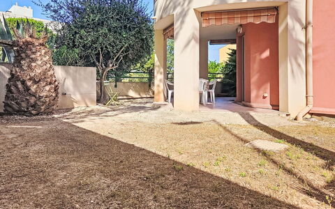 Nautica: Arbusto, Giardino, Shade, Driveway, Estate, Landscaping, Cortile, Hacienda, Backyard, Passerella
