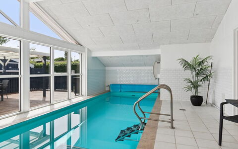 Saku - 375M from the Sea: Pavimentazione, Piscina, Pavimento, Ricorrere, Soffitto, Design, Hotel, Sedia, Piastrella, Pianta Della Casa
