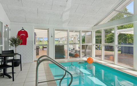 Saku - 375M from the Sea: Pavimentazione, Pavimento, Interior Design, Mobilia, Porta, Materiale Composito, Soffitto, Sedia, Ricorrere, Piscina