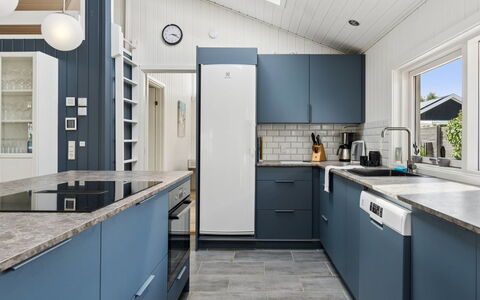 Saku - 375M from the Sea: Cabinetry, Pavimentazione, Interior Design, Elettrodomestico Da Cucina, Controsoffitto, Cucina, Mobilia, Apparecchio Major, Pavimento, Soffitto
