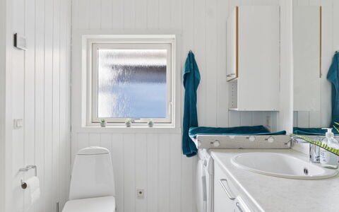 Saku - 375M from the Sea: Idraulico Fixture, Pavimentazione, Pavimento, Lavello, Rubinetto, Gabinetto, Idraulico, Bagno, Soffitto, Toilet Seat