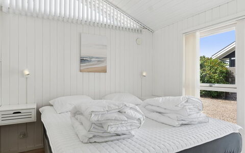 Saku - 375M from the Sea: Camera Da Letto, Soffitto, Letto, Bedding, Lenzuolo, Latifoglie, Design, Plank, Telaio Del Letto, Illuminazione Diurna