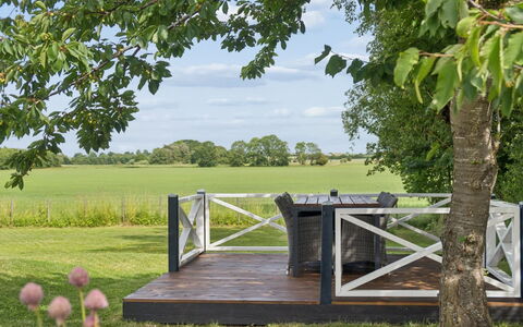 Saku - 375M from the Sea: Giardino, Prato, Deck, Mobili Da Esterno, Shade, Prato, Cortile, Latifoglie, Recinzione, Sedia