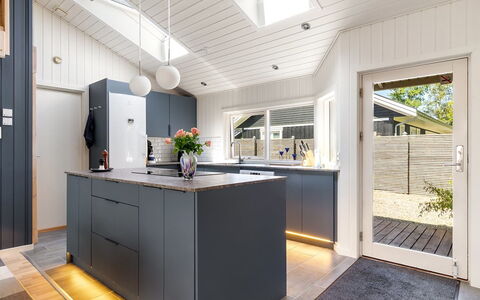 Saku - 375M from the Sea: Legna, Pavimentazione, Interior Design, Cucina, Soffitto, Pavimento, Controsoffitto, Pavimento In Legno, Elettrodomestico Da Cucina, Cabinetry
