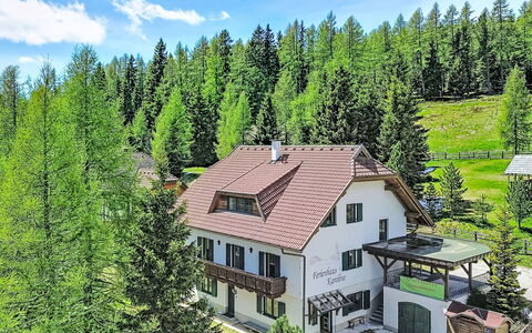 Karoline: Albero, Finestra, Casa, Casa, Villetta, Zona Residenziale, Larice, Hill Station, Estate, Portico