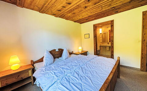 Sur Vitg: Legna, Villetta, Latifoglie, Camera Da Letto, Color Legno, Telaio Del Letto, Letto, Lenzuolo, Bedding, Pavimento In Legno