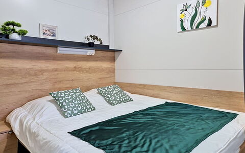 Arsen: Mobilia, Letto, Interior Design, Camera Da Letto, Pavimentazione, Pavimento, Lenzuolo, Legna, Bedding, Camera