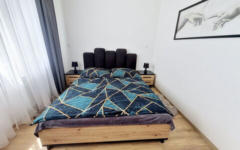 Korzo: Letto, Mobilia, Camera Da Letto, Bedding, Lenzuolo, Pavimentazione, Pavimento, Legna, Interior Design, Biancheria