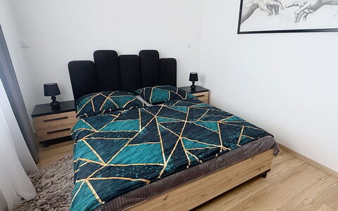 Korzo: Letto, Camera Da Letto, Mobilia, Bedding, Pavimentazione, Lenzuolo, Legna, Pavimento, Interior Design, Biancheria