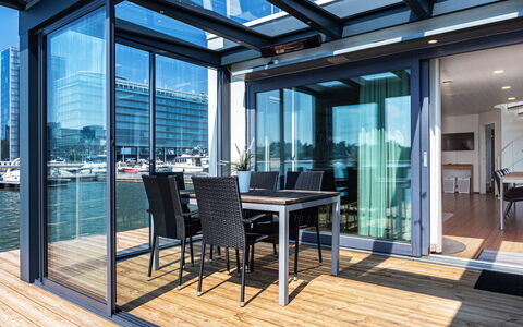 Villa Helmi: Pavimento, Pavimentazione, Interior Design, Bicchiere, Appartamento, Latifoglie, Pavimento In Legno, Balcone, Deck, Edificio Commerciale