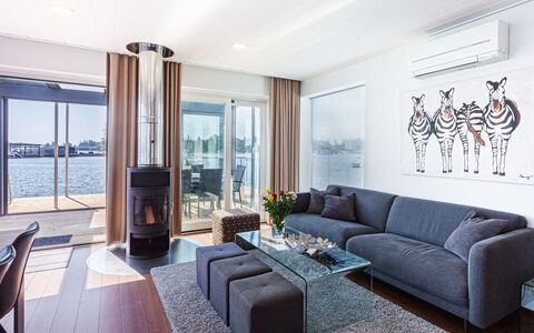 Villa Helmi: Mobilia, Interior Design, Divano, Pavimentazione, Soffitto, Soggiorno, Pavimento, Casa, Illuminazione, Appartamento