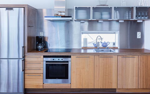 Villa Helmi: Elettrodomestico Da Cucina, Legna, Cucina, Apparecchio Major, Pavimentazione, Interior Design, Mobilia, Controsoffitto, Elettrodomestico, Cabinetry