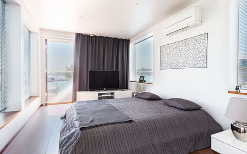 Villa Helmi: Mobilia, Letto, Interior Design, Camera Da Letto, Parete, Pavimento, Pavimentazione, Bedding, Lenzuolo, Soffitto