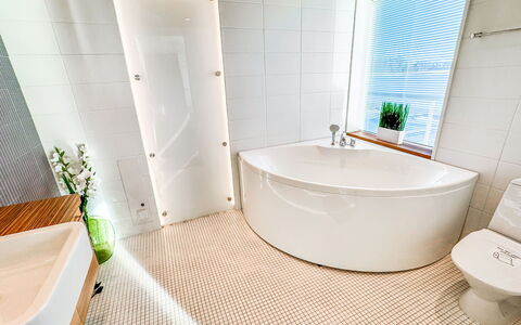 Villa Helmi: Pavimentazione, Idraulico Fixture, Bagno, Pavimento, Interior Design, Idraulico, Rubinetto, Piastrella, Gabinetto, Camera